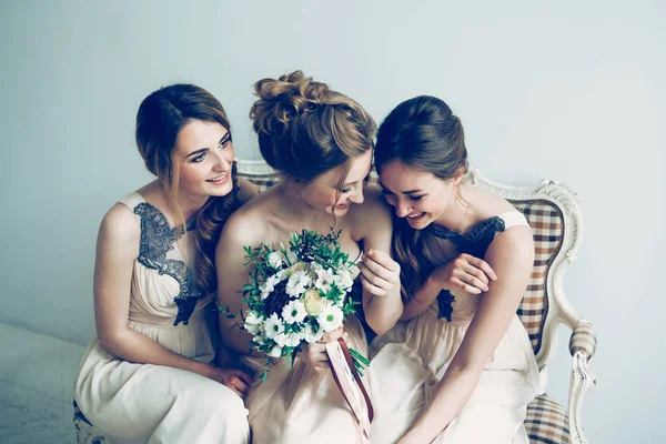 Fröhliche Braut mit ihren Freundinnen, die zusammen sitzen — Stockfoto