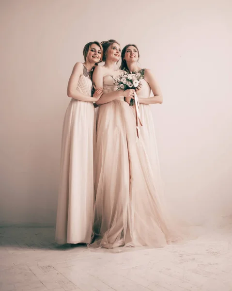 В повному зростанні. три красиві дівчата в сукнях для весільної церемонії . — стокове фото