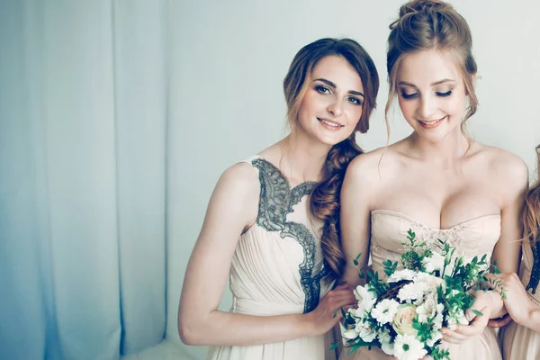 Retrato de la novia con dos novias . — Foto de Stock