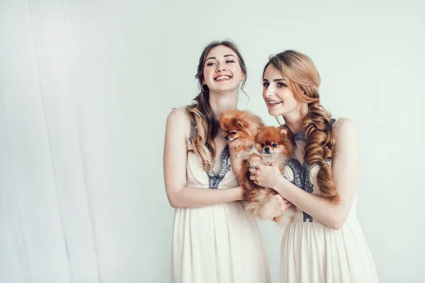 Ritratto di due belle ragazze con i loro animali domestici . — Foto Stock