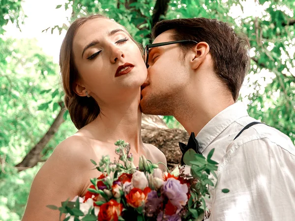 Retrato de feliz recém-casados no fundo da floresta de primavera . — Fotografia de Stock