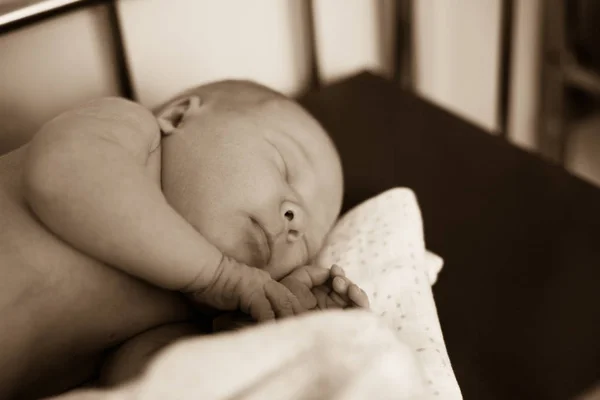Foto in retro stijl.Slapende pasgeborene rustend in bed. — Stockfoto