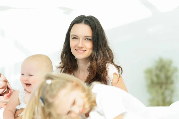 Närbild.porträtt av en lycklig familj. begreppet familjär lycka — Stockfoto