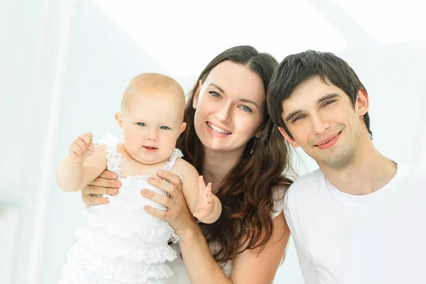 Moderna familia feliz en un domingo en la guardería — Foto de Stock