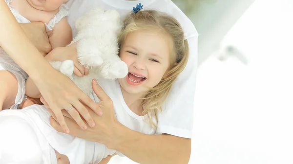 Wohlhabendes Porträt einer glücklichen Familie auf hellem Hintergrund — Stockfoto