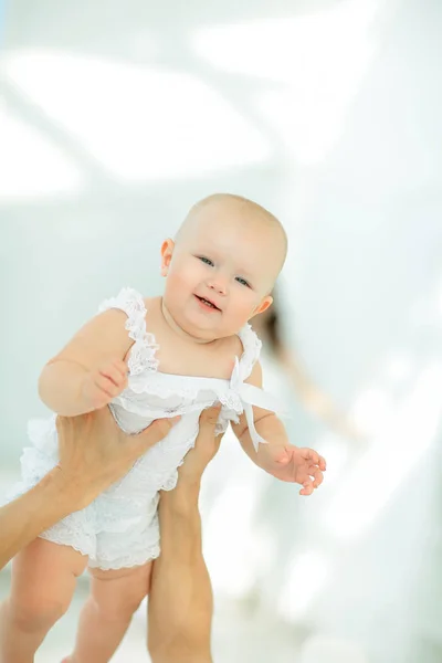 Bonito bebé en los brazos de su padre — Foto de Stock