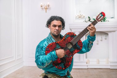 Gitarlı zalim çingene şarkı söylüyor..