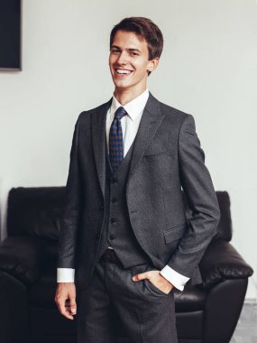 Takım elbiseli başarılı bir iş adamının portresi..