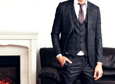 Genç işadamı modern iş merkezinin koridorunda duruyor.