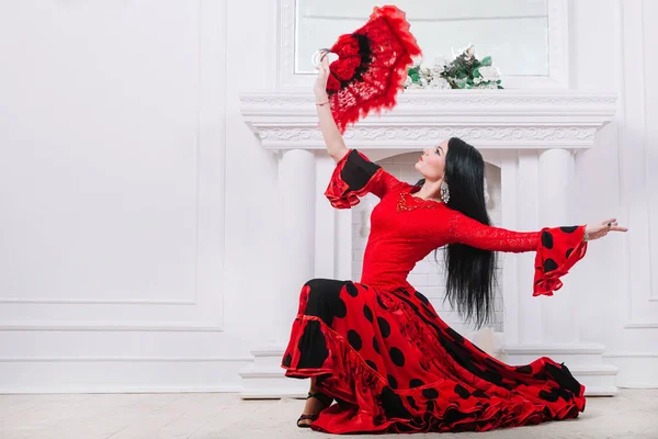 Gyönyörű flamenco táncosok egy tüzes tánc — Stock Fotó