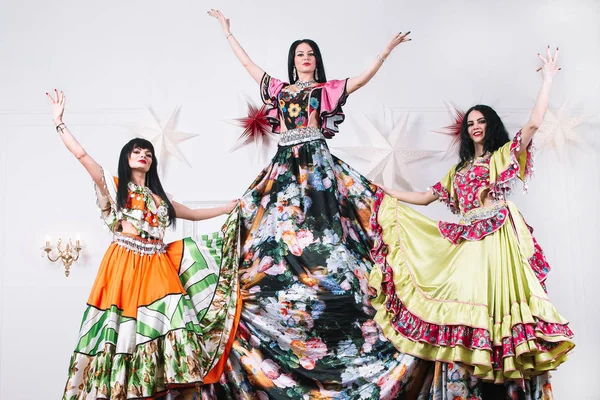 Három női táncosnő hagyományos cigány ruhában — Stock Fotó