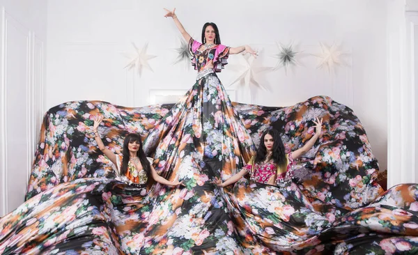 Gypsy dance group in national costumes. photo with copy space — Stock Photo, Image