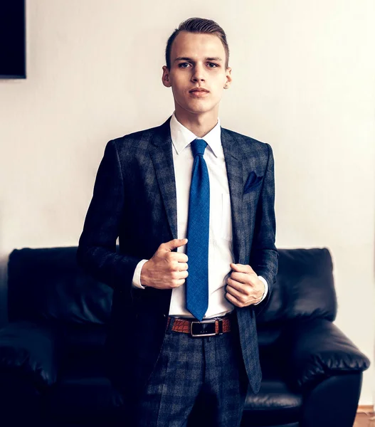 Портрет успішного молодого чоловіка в діловому костюмі — стокове фото