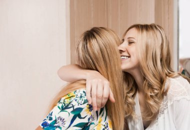 Kapat. Yeni dairede mutlu bir aile