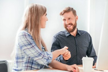 Çalışanlar masada el sıkışıyor..