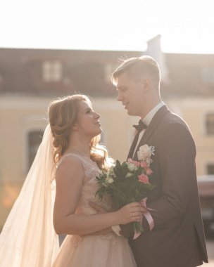 Gelin ve damat birbirlerine nazikçe bakıyorlar..