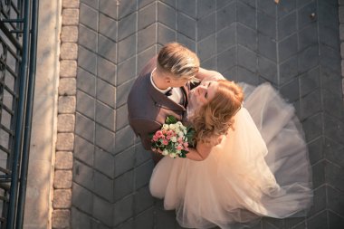 Üst Manzara. Mutlu gelin ve damat taş kaldırımda duruyor.