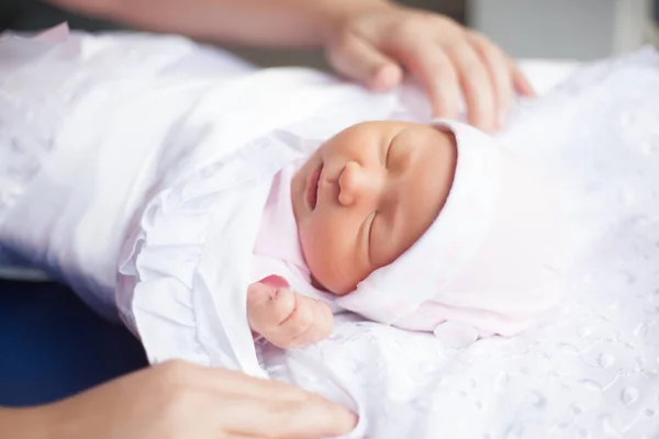 Close-up.mam het aanpassen van de deken bij de pasgeboren baby — Stockfoto