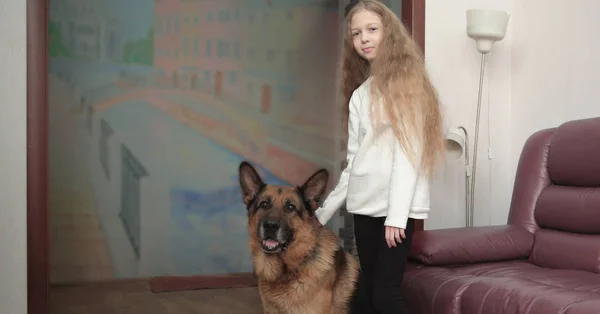 Tizenéves lány és a barátságos nagy kutya — Stock Fotó