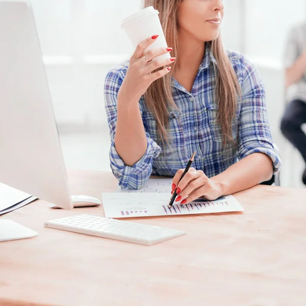 Jóvenes empleados discutiendo documentos financieros durante el descanso del café — Foto de Stock