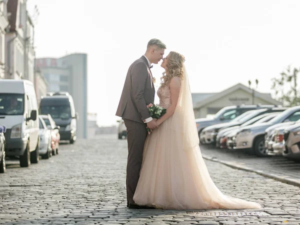 Noiva e noivo em pé em uma rua da cidade . — Fotografia de Stock