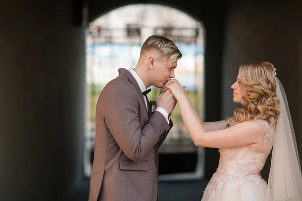 Glad brudgum kysser handen av bruden — Stockfoto