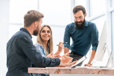 İş ekibi ofis toplantısında iş planını tartışıyor.