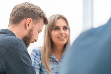 Kapat. Masada oturan iki çalışan.