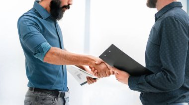 Başarılı iş adamı belirsiz bir müşteriyle el sıkışıyor.