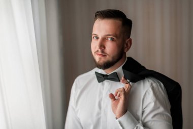 Papyonlu yakışıklı bir adamın portresi.