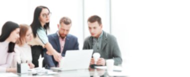 İş adamları yeni iş planını ofisteki brifingde tartışıyor. Reklam metni için bulanık görüntü. kopyalama alanı olan fotoğraf.