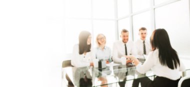 Reklam metni için bulanık görüntü. fotokopi alanı olan fotoğraf. İK yöneticileri genç bir bayan adayla röportaj yapıyor.