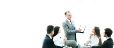 Reklam metni için bulanık görüntü. fotokopi alanı olan fotoğraf. Gülümseyen Yönetici bir iş ekibi gösteriyor, mali verileri olan bir grafik.