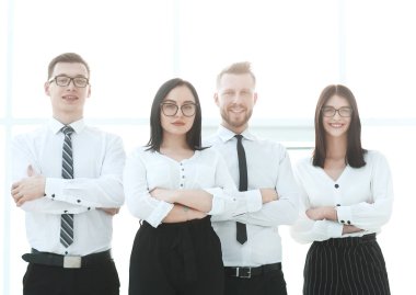 Genç profesyonel birlikte ayakta grup gülümseyen