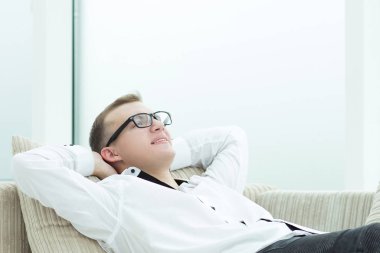 kanepede yatan adam rüya. kopya alanı ile fotoğraf