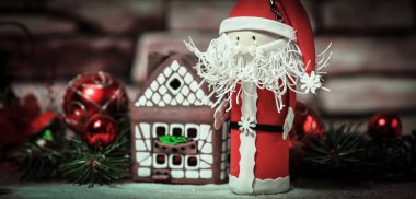 Noel hediyesi, zencefilli kurabiye evi, oyuncak Noel Baba..