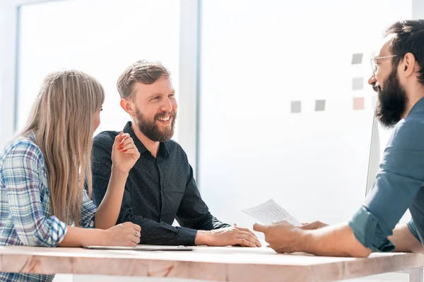 Empleador discutiendo con los jóvenes profesionales de las tareas pertinentes — Foto de Stock