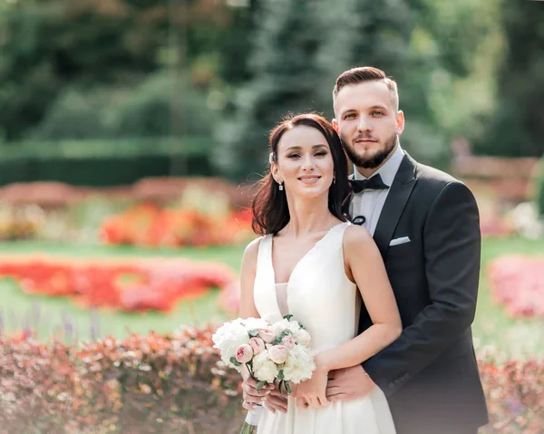 Porträt glücklicher Braut und Bräutigam am Hochzeitstag. — Stockfoto