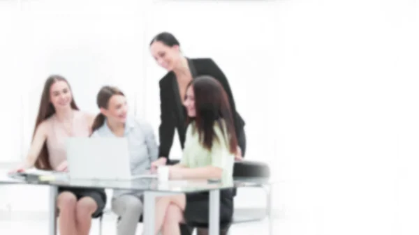 広告テキストのぼやけた画像。コピースペース付きの写真。オフィスの机の後ろにいる女性の笑顔のグループ — ストック写真