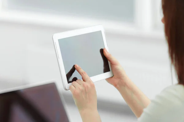 Zakelijke vrouw met digitale tablet op de werkplek. — Stockfoto
