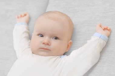 Kapat. Anne yeni doğmuş bir bebeğin karnını okşar. Polisle fotoğraf.