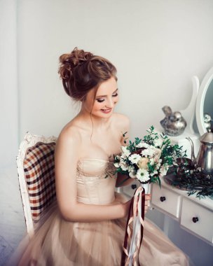 Düğün buketi olan güzel bir gelinin portresi..