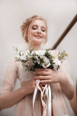 Kapat. Düğün buketi olan mutlu gelin