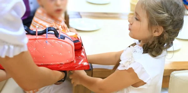 Feliz familia sentada en el comedor de los niños en la mesa —  Fotos de Stock