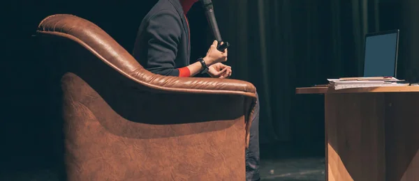 Close up.the speaker uses a laptop during a business seminar — 图库照片