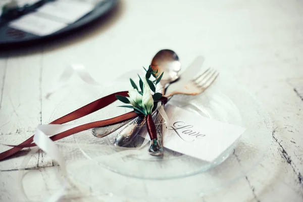 Cubertería y una invitación a un banquete sobre un fondo claro . — Foto de Stock