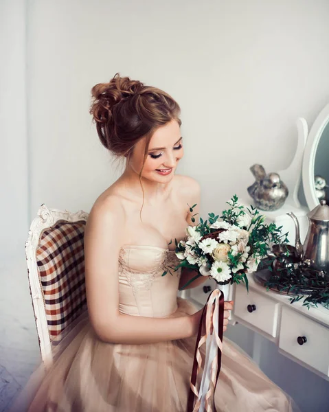 Retrato de uma bela noiva jovem com um buquê de casamento . — Fotografia de Stock