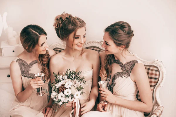 Retrato de amigos felizes antes da cerimônia de casamento — Fotografia de Stock