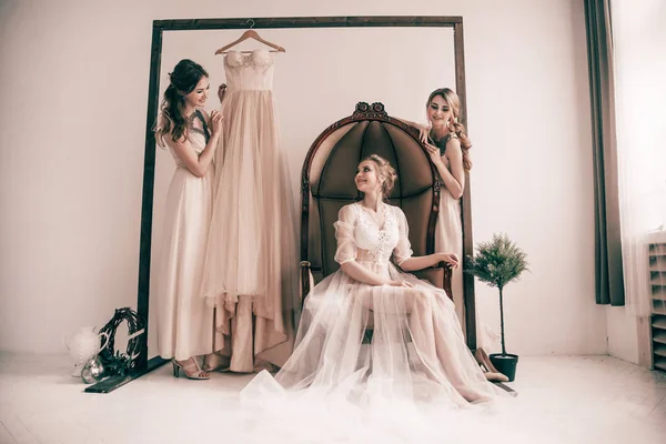 Flickvänner klä upp bruden före bröllopsceremonin — Stockfoto