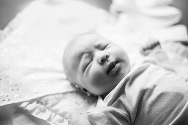 Foto in retro stijl. pasgeboren baby liggend op de aankleedtafel — Stockfoto